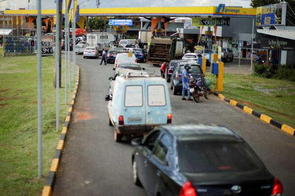 Водители выстраиваются в очередь у заправочной станции после объявления обновленных цен на топливо в Бразилиа. - Sputnik Латвия