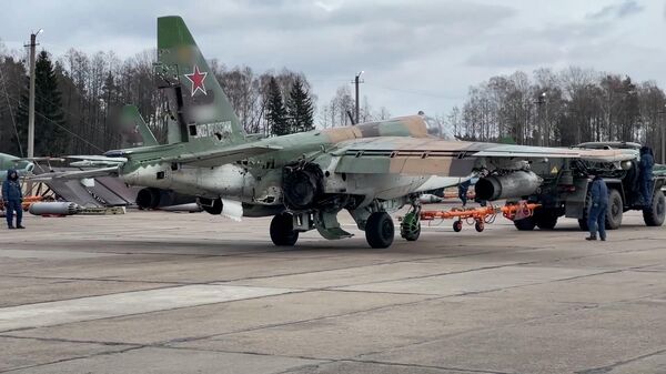 Российский пилот сумел посадить Су-25 после попадания украинской ракеты - Sputnik Latvija