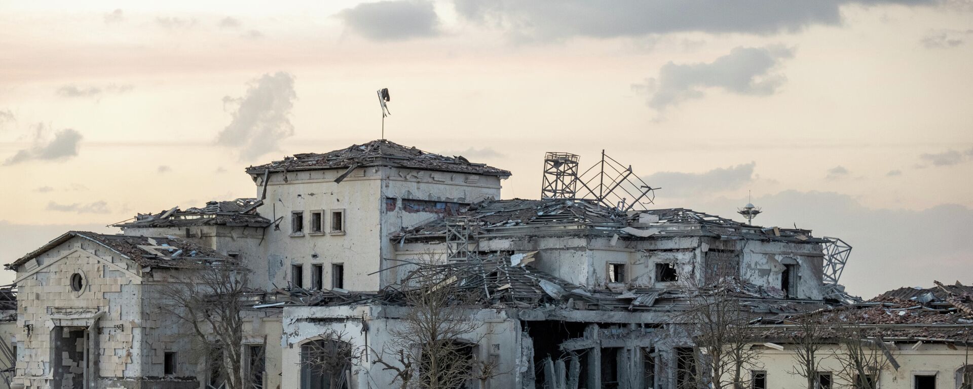 Здание, поврежденное в результате обстрела иранскими баллистическими ракетами, Эрбиль, Ирак, 13 марта 2022 года - Sputnik Латвия, 1920, 13.03.2022