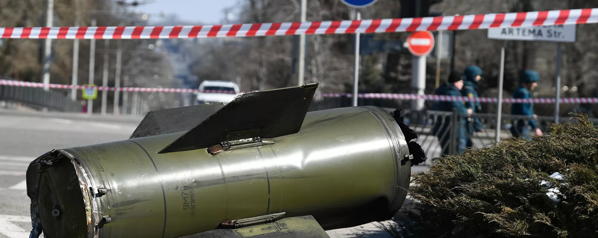 Фрагмент украинской ракеты Точка-У возле Дома правительства в Донецке - Sputnik Латвия, 1920, 16.03.2022