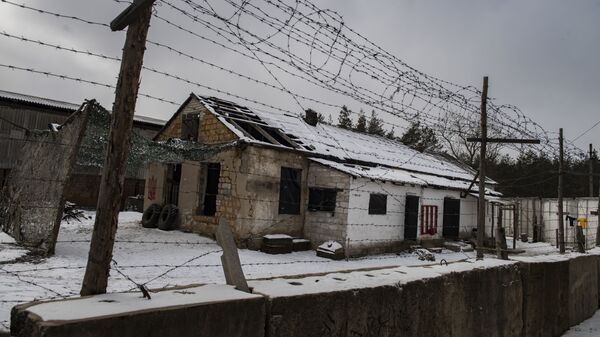 Территория бывшего колбасного завода, в котором была создана нелегальная тюрьма нацбатальона Айдар, в селе Половинкино - Sputnik Latvija