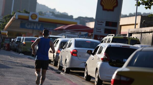 Очередь на заправочной станции Shell после объявления о повышении цен на топливо в Рио-де-Жанейро, Бразилия - Sputnik Latvija