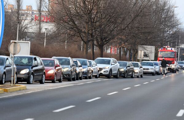 Автомобилисты стоят в очереди на автозаправочной станции, чтобы заправиться топливом до полуночи в Загребе. - Sputnik Latvija