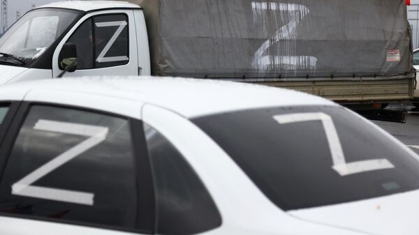 Автомобили участников акции в поддержку российских военных, задействованных в специальной операции на территории Украины, в Краснодарской крае - Sputnik Латвия