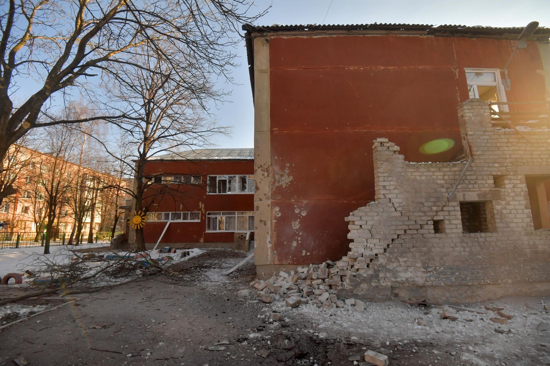 Детский сад в городе Ясиноватая, пострадавший в результате обстрела ВСУ - Sputnik Латвия, 1920, 18.03.2022