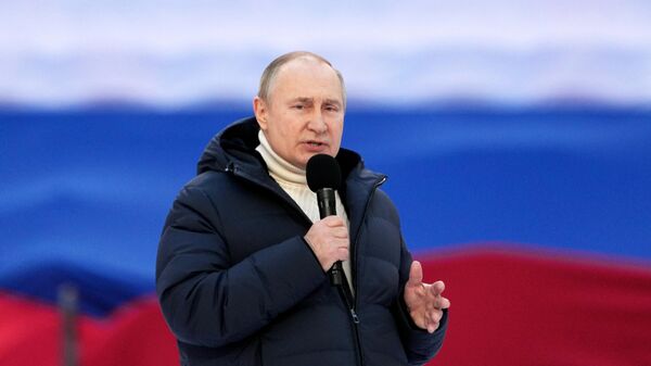 Президент РФ Владимир Путин выступает на митинге-концерте в Лужниках, посвященном воссоединению Крыма с Россией - Sputnik Латвия