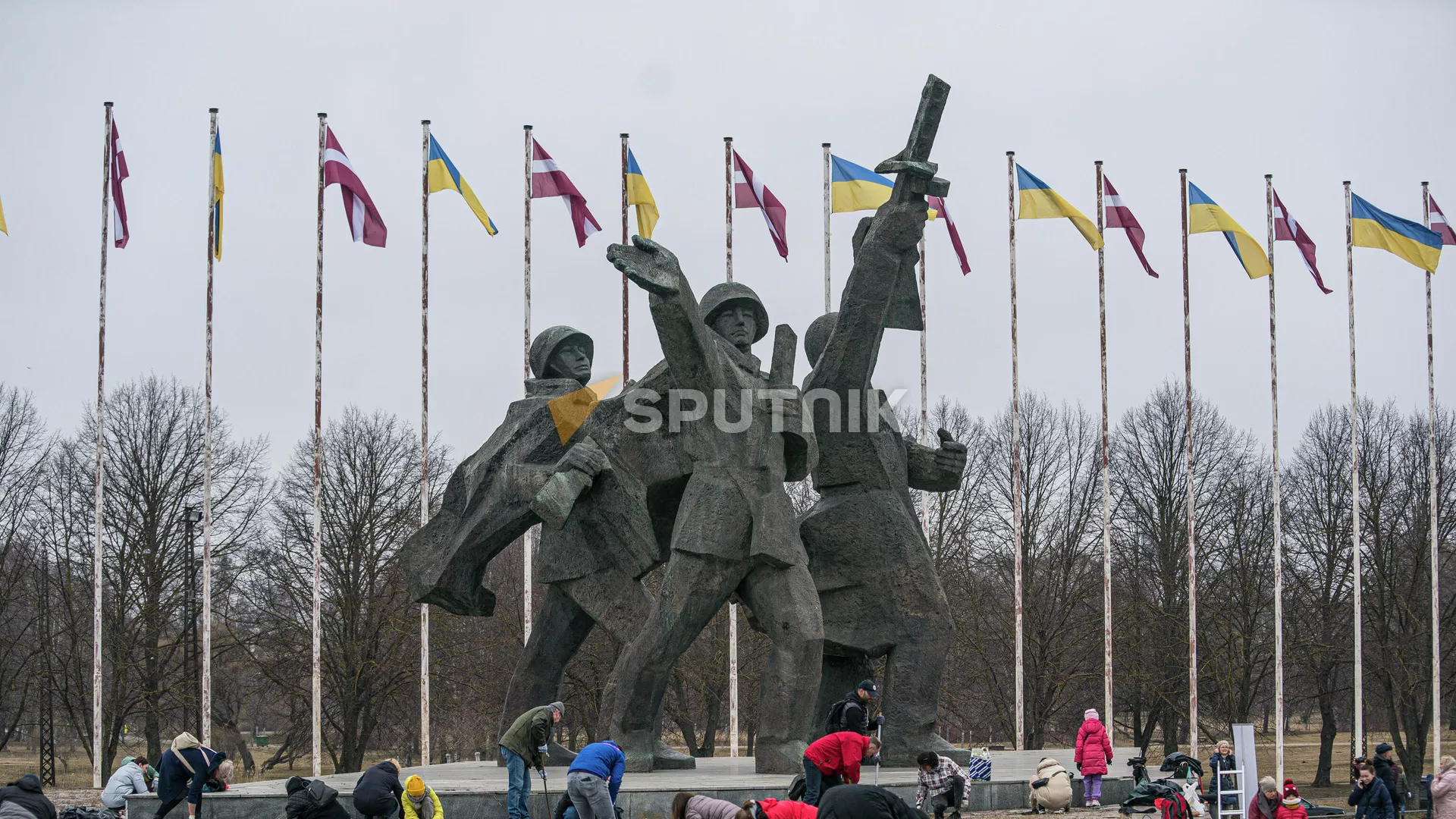 Субботник у памятника Освободителям Риги - Sputnik Латвия, 1920, 19.03.2022