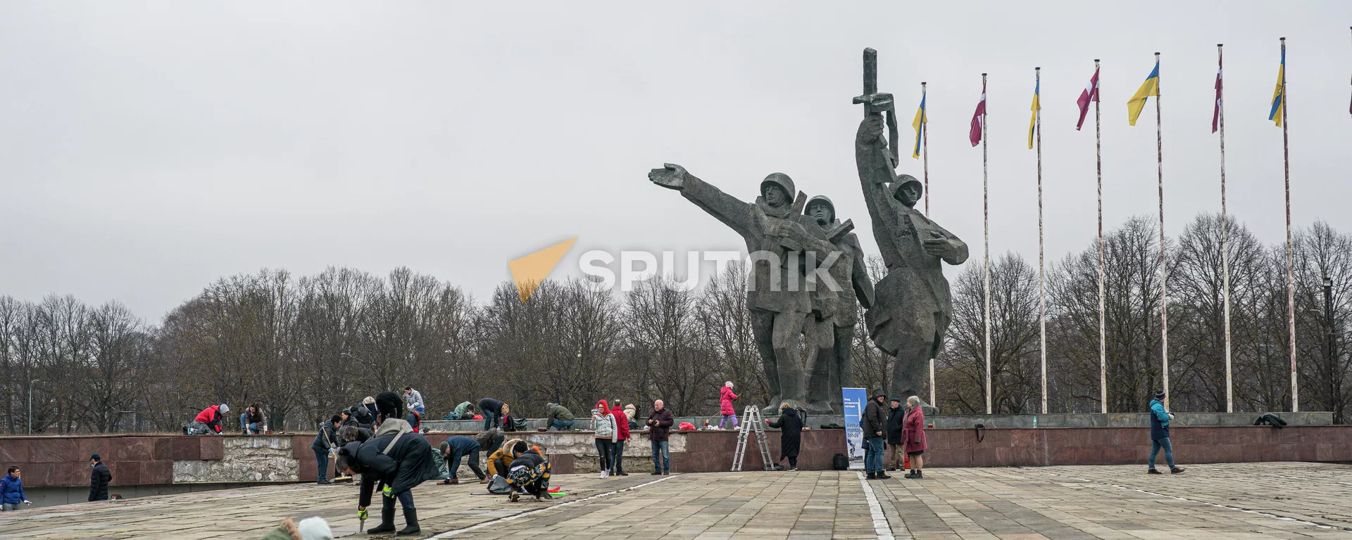 Субботник у памятника Освободителям Риги - Sputnik Латвия, 1920, 20.03.2022