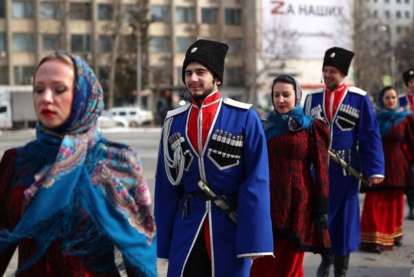 Krievijas karoga svinīgā pacelšanas ceremonijā par godu Krimas atkalapvienošanās dienai ar Krieviju, Krasnodaras galvenais laukums. - Sputnik Latvija