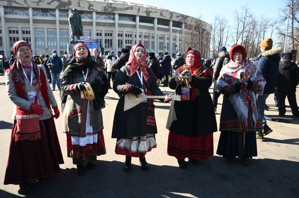 Folkloras ansambļa dalībnieces pie Lužņiku stadiona lielās arenas. - Sputnik Latvija