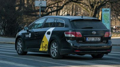 Автомобиль службы "Яндекс.Такси" в Риге