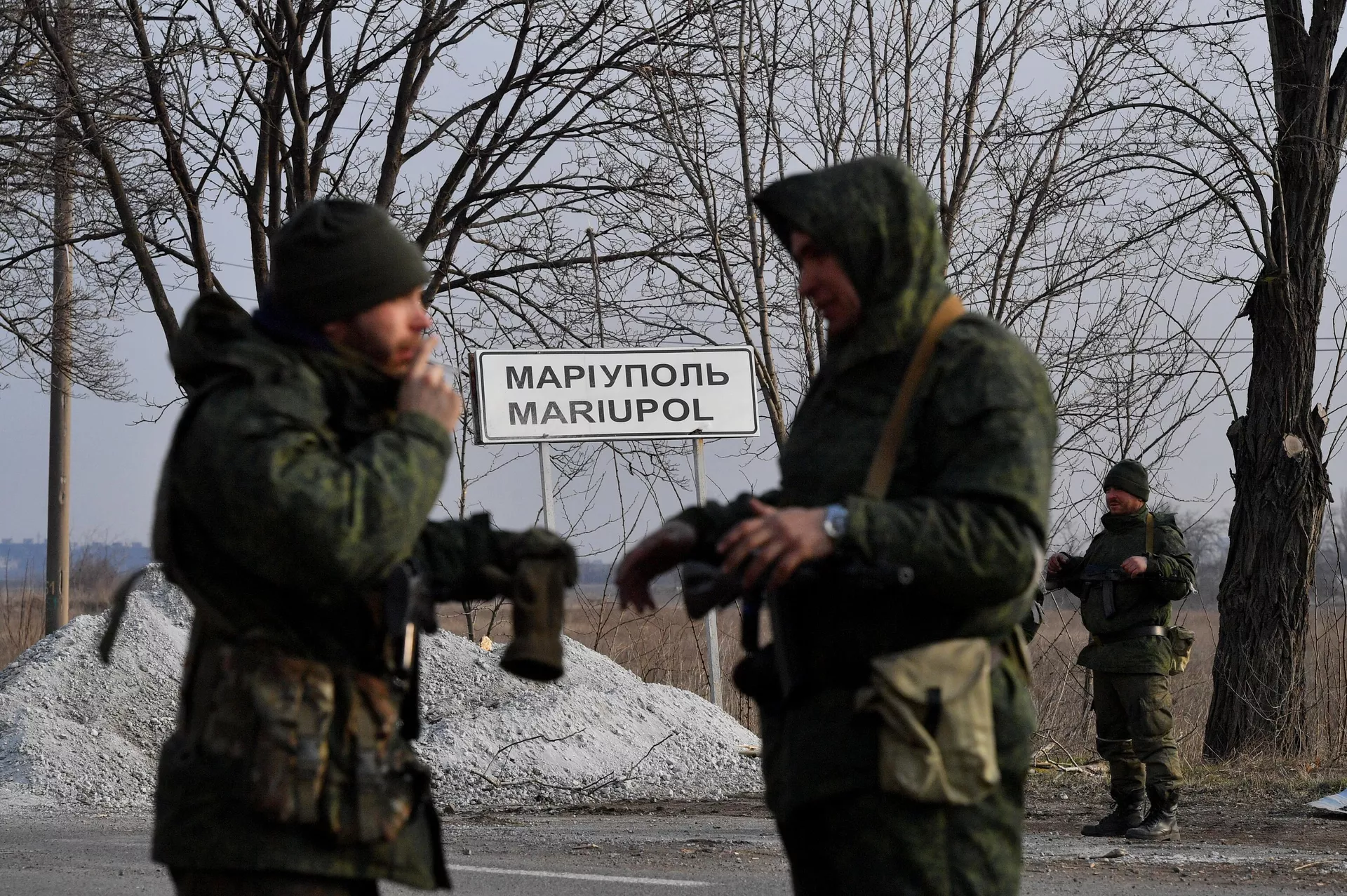 Военнослужащие Народной милиции ДНР на въезде в Мариуполь - Sputnik Latvija, 1920, 25.03.2022