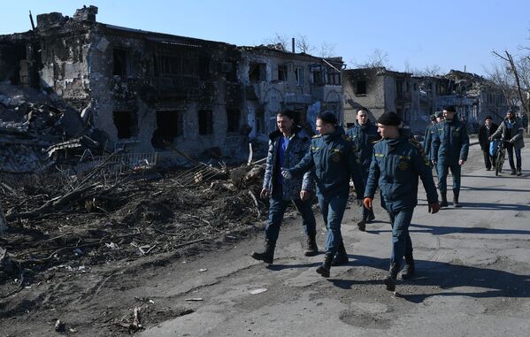 Курсанты академии МЧС ДНР осматривают разрушенные дома в Волновахе - Sputnik Латвия