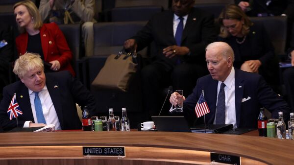 Премьер-министр Великобритании Борис Джонсон и президент США Джо Байден на саммите НАТО в Брюсселе, 24 марта 2022 года  - Sputnik Латвия