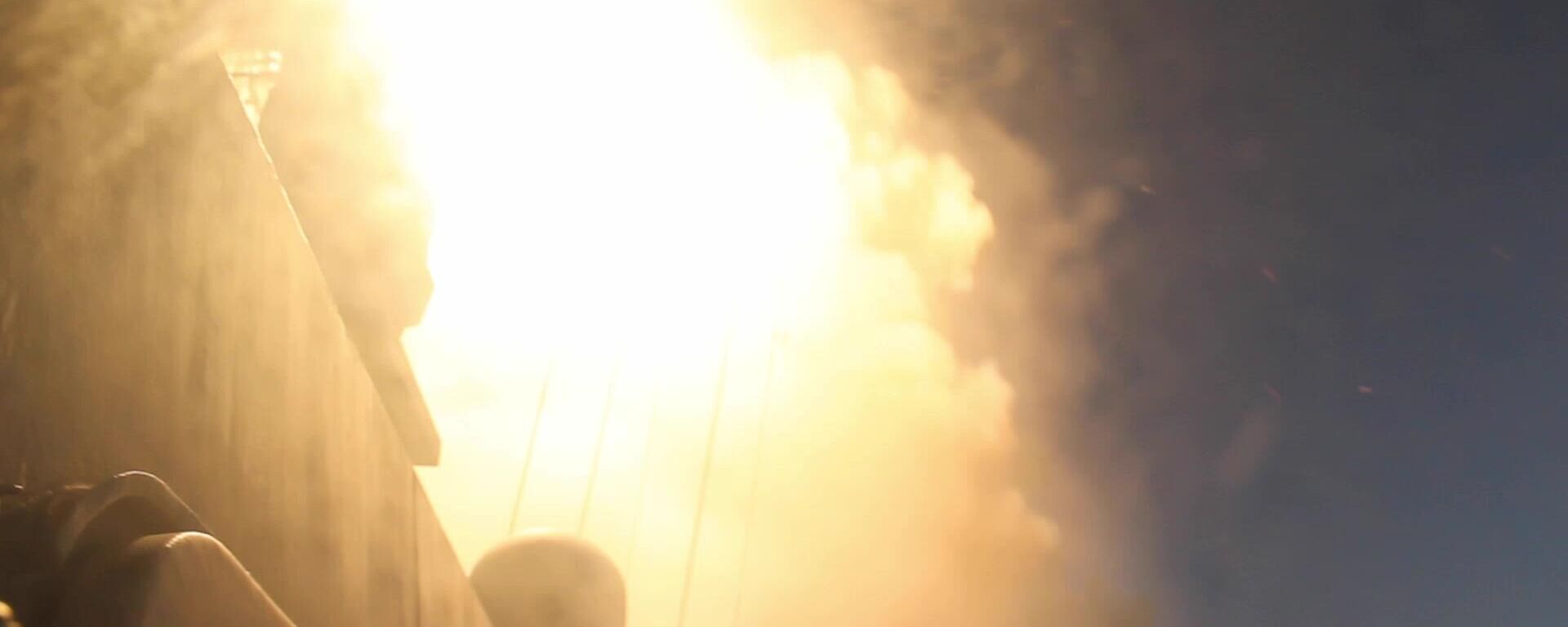 Запуск с корабля ВМФ РФ ракеты Калибр по инфраструктуре украинской армии - Sputnik Латвия, 1920, 25.03.2022