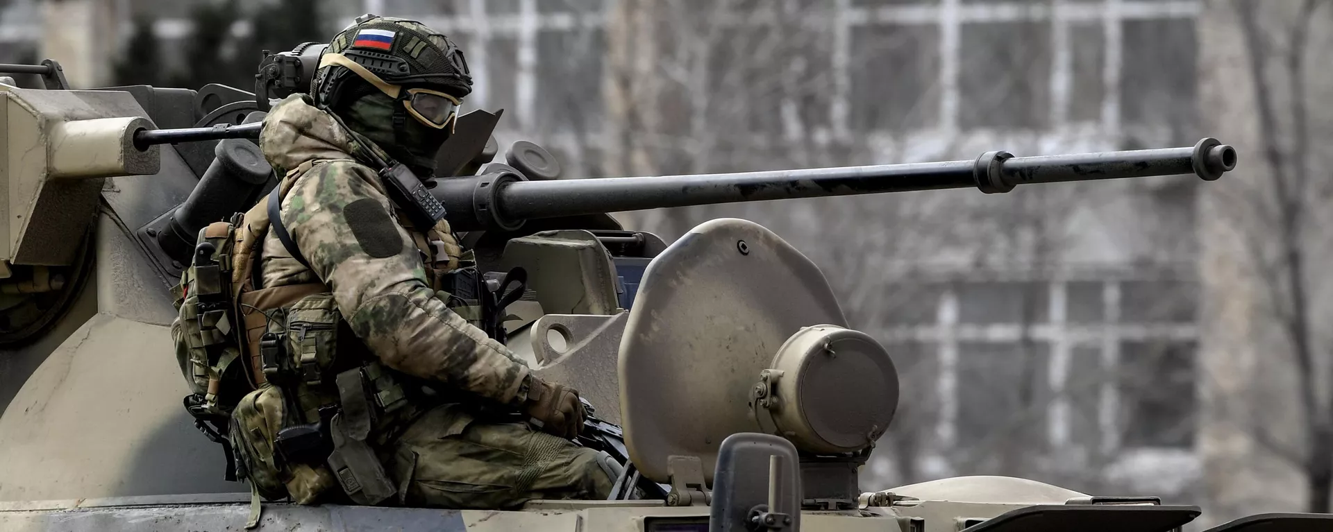 Военнослужащий на бронетранспортере БТР-82А ВС РФ в районе границы с Украиной - Sputnik Latvija, 1920, 26.03.2022