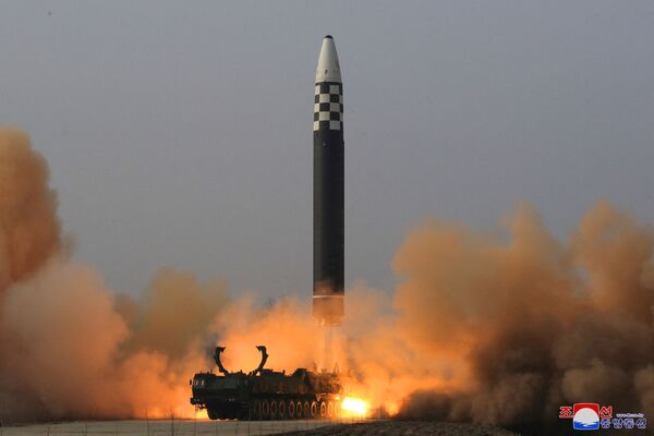 Северная Корея пустила в сторону Японского моря один снаряд, как предполагают эксперты, это баллистическая ракета большой дальности &quot;Хвасон-17&quot;. - Sputnik Латвия