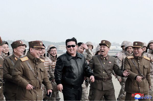 Ким Чен Ын в окружении северокорейских военнослужащих. - Sputnik Латвия