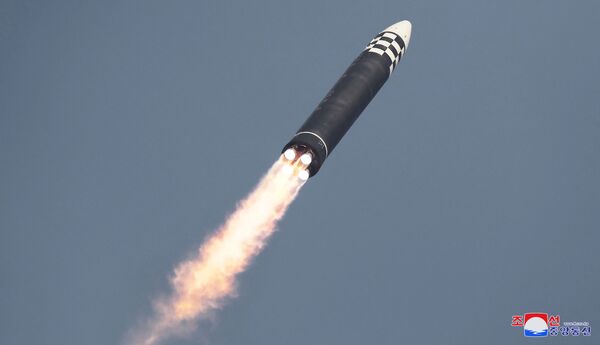 Ракета пролетела 1100 километров и находилась в воздухе 71 минуту. Максимальная высота полета составила более шести тысяч километров. - Sputnik Латвия
