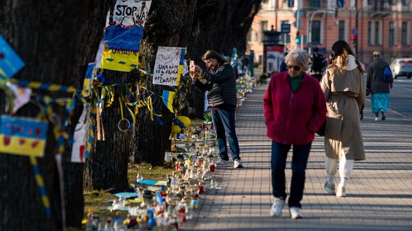 Свечи и плакаты в поддержку Украины напротив посольства Украины в Риге - Sputnik Латвия