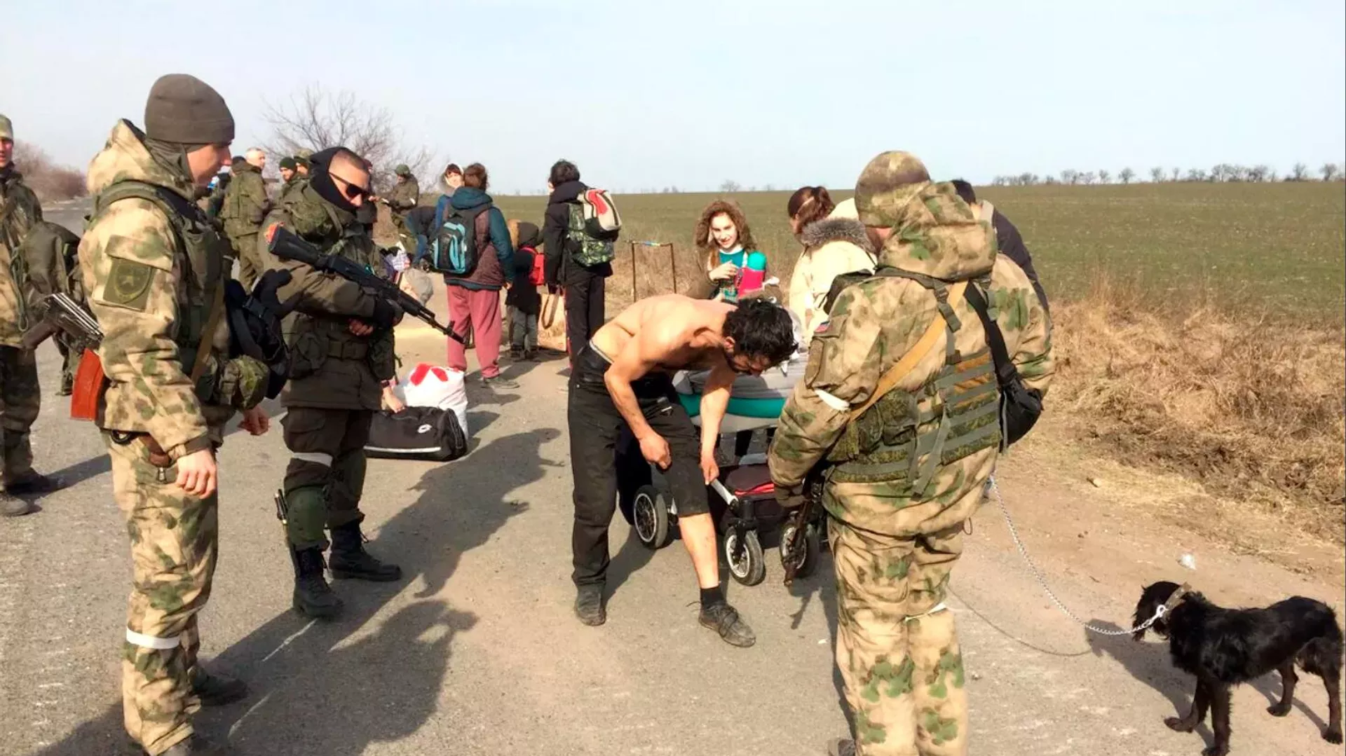 Солдаты проверяют мужчин на предмет националистических татуировок 