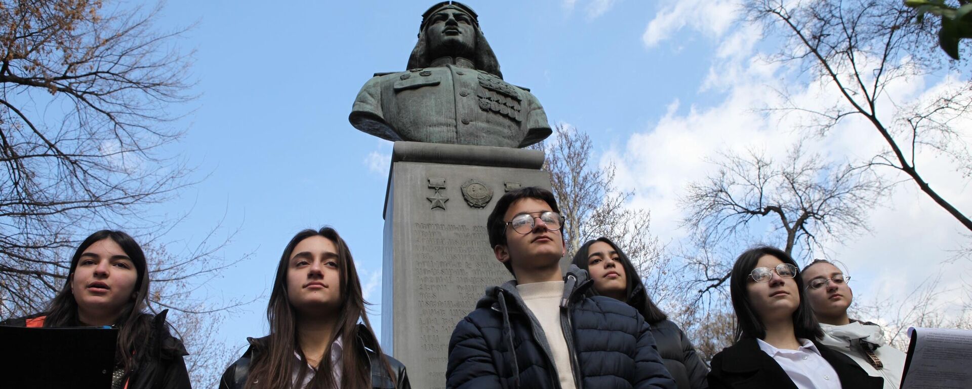 В Ереване почтили память дважды Героя Советского Союза Нельсона Степаняна, 27 марта 2022 года - Sputnik Латвия, 1920, 29.03.2022