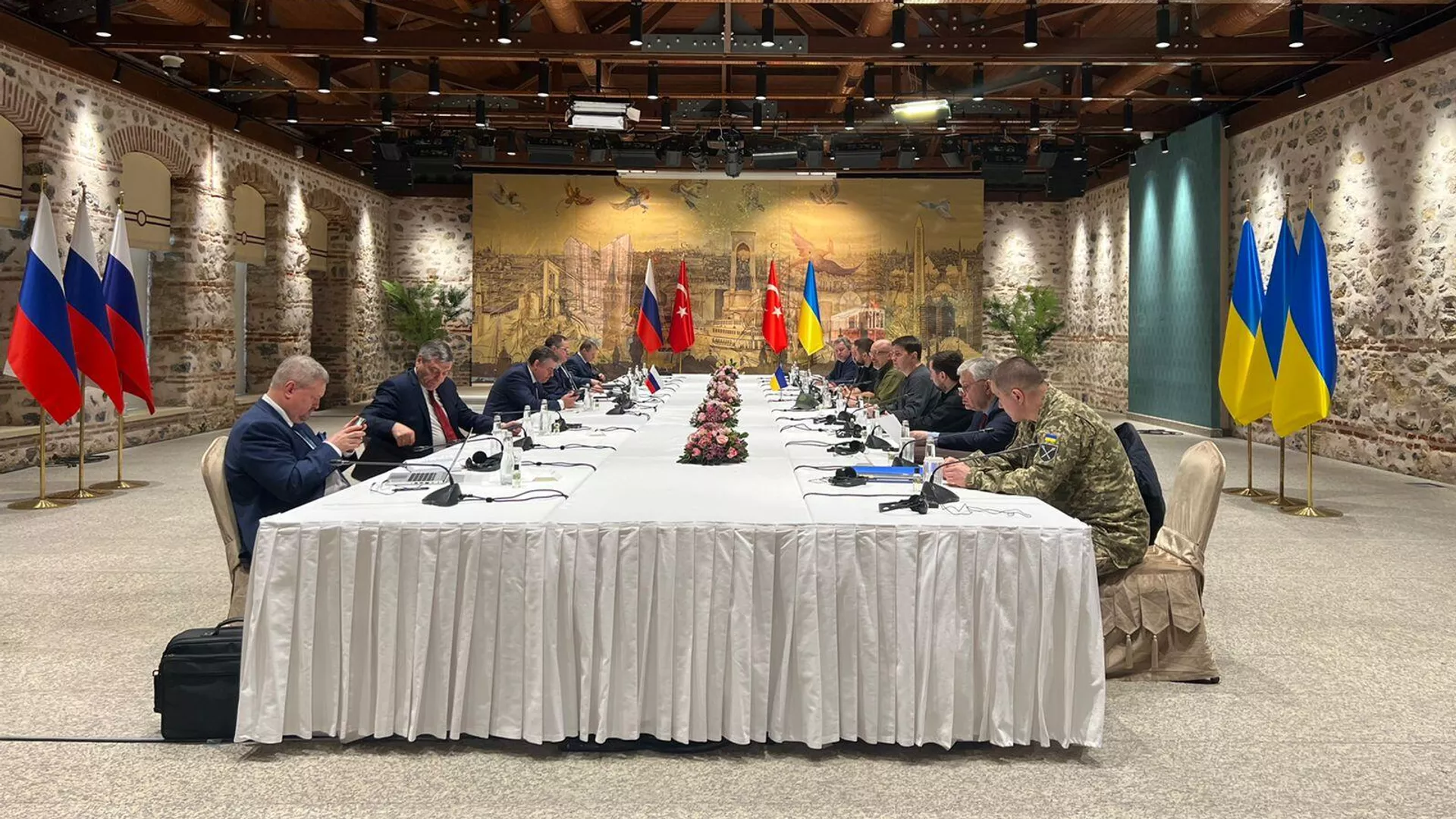 Перед началом российско-украинских переговоров во дворце Долмабахче в Стамбуле, 29 марта 2022 года 
