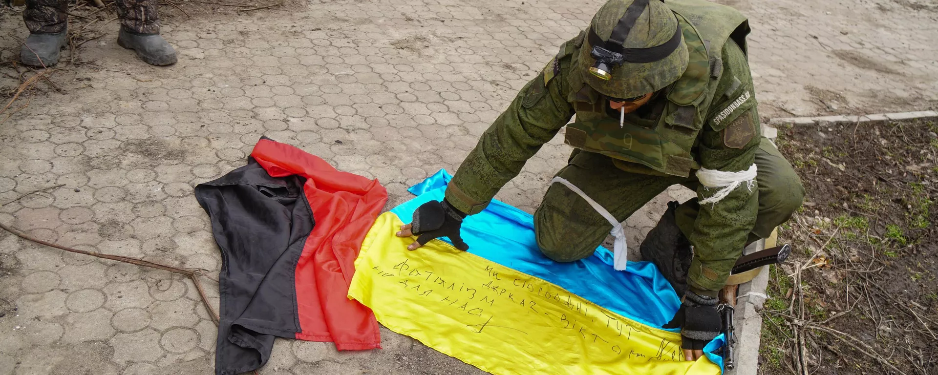 Флаги Украины и Правого сектора (признанного экстремистской организацией и запрещенного в РФ), найденные в бывшем расположении ВСУ под Мариуполем - Sputnik Latvija, 1920, 29.04.2022