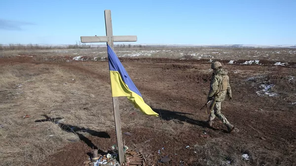 Украинский солдат в городе Светлодарск под Донецком, 12 марта 2022 года  - Sputnik Latvija