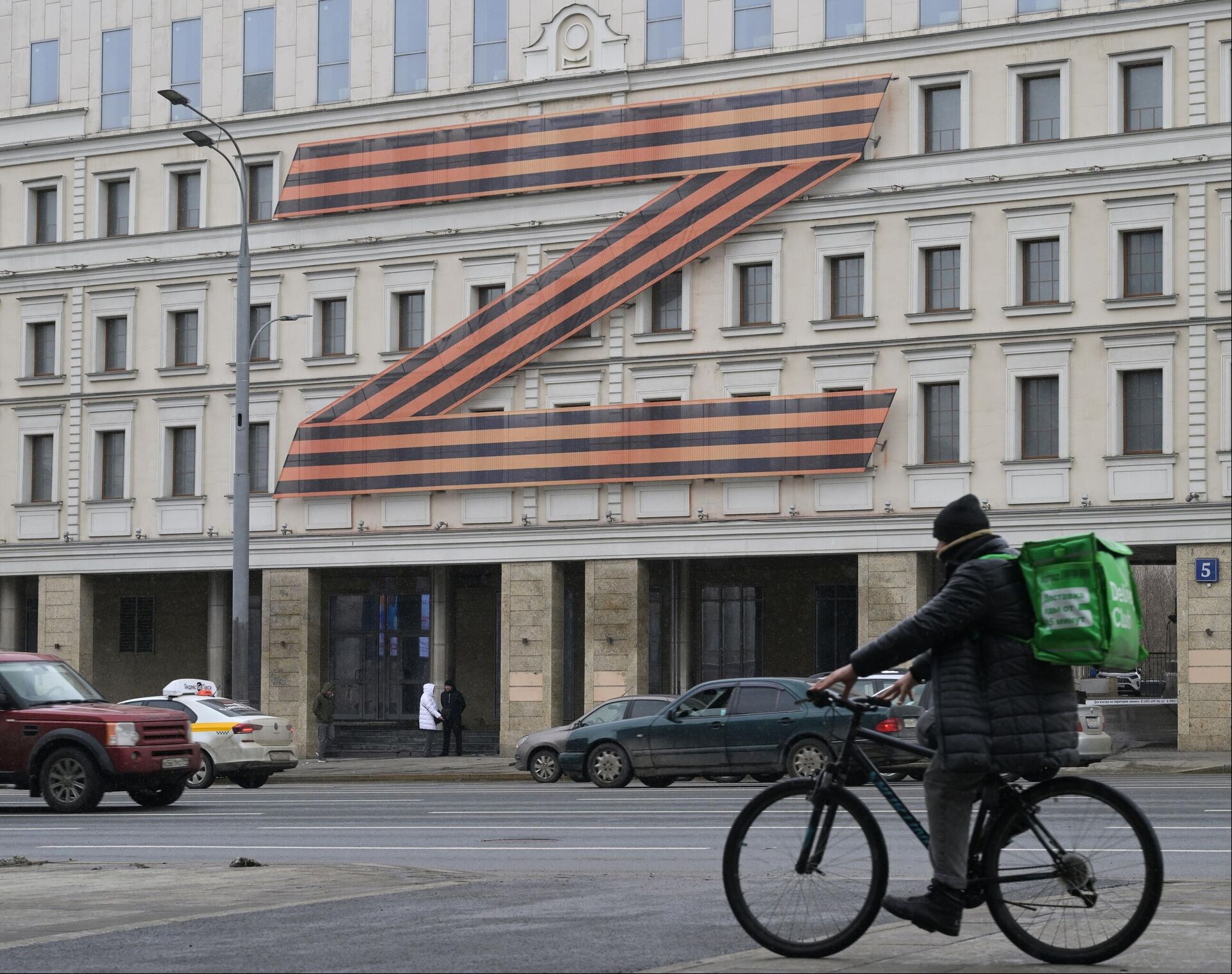Буква Z на здании Театра Олега Табакова в Москве - Sputnik Латвия, 1920, 04.04.2022