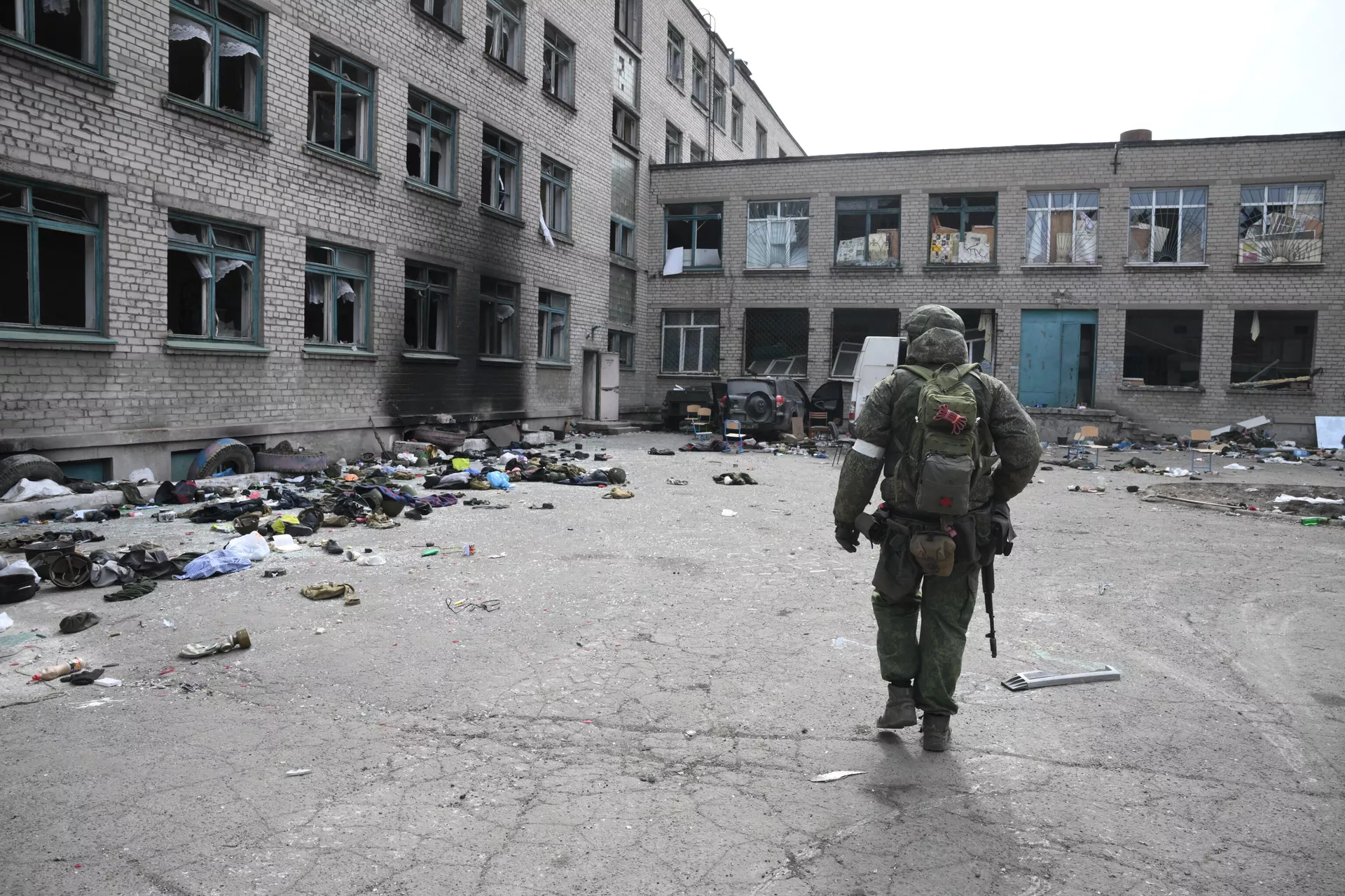 Военнослужащий Народной милиции ДНР у разрушенного здания школы в Мариуполе Военнослужащий Народной милиции ДНР у разрушенного здания школы в Мариуполе - Sputnik Latvija, 1920, 14.04.2022