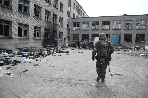 Čečenijas vadītājs Ramzans Kadirovs apmeklēja pilsētu un norādīja, ka tā ir atbrīvota par 90-95%. Foto: sieviete sagrautā mājā Mariupolē - Sputnik Latvija