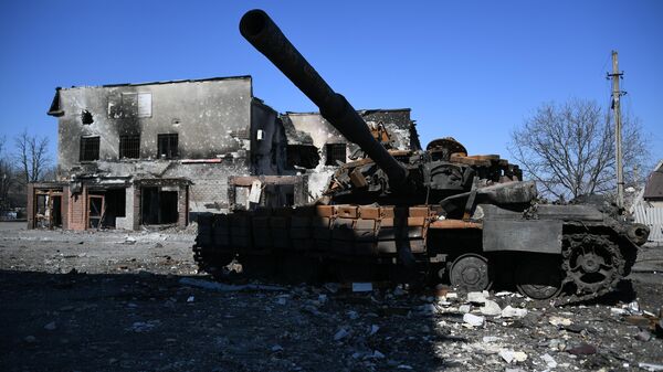 Уничтоженный танк ВСУ, стоящий около жилых домов в Волновахе - Sputnik Latvija