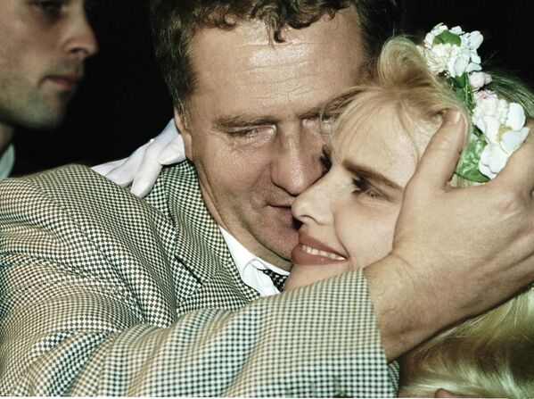 Vladimirs Žirinovskis un bijusī Itālijas parlamenta locekle, pornozvaigzne Čičolīna (Ilona Stallere). 1995. gads - Sputnik Latvija