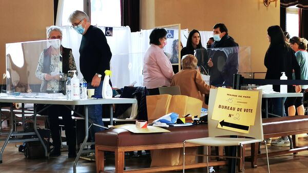 Люди на избирательном участке в Париже, 10 апреля 2022 года  - Sputnik Латвия
