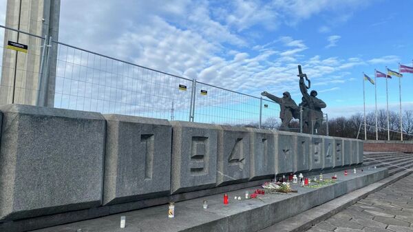 В Риге огородили памятник Освободителям  - Sputnik Латвия