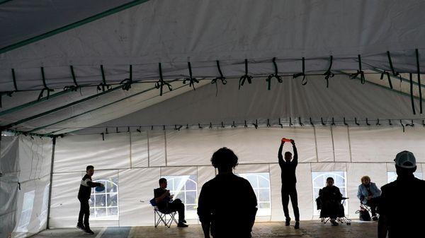 Украинские беженцы играют в спортзале в Тихуане, Мексика - Sputnik Латвия