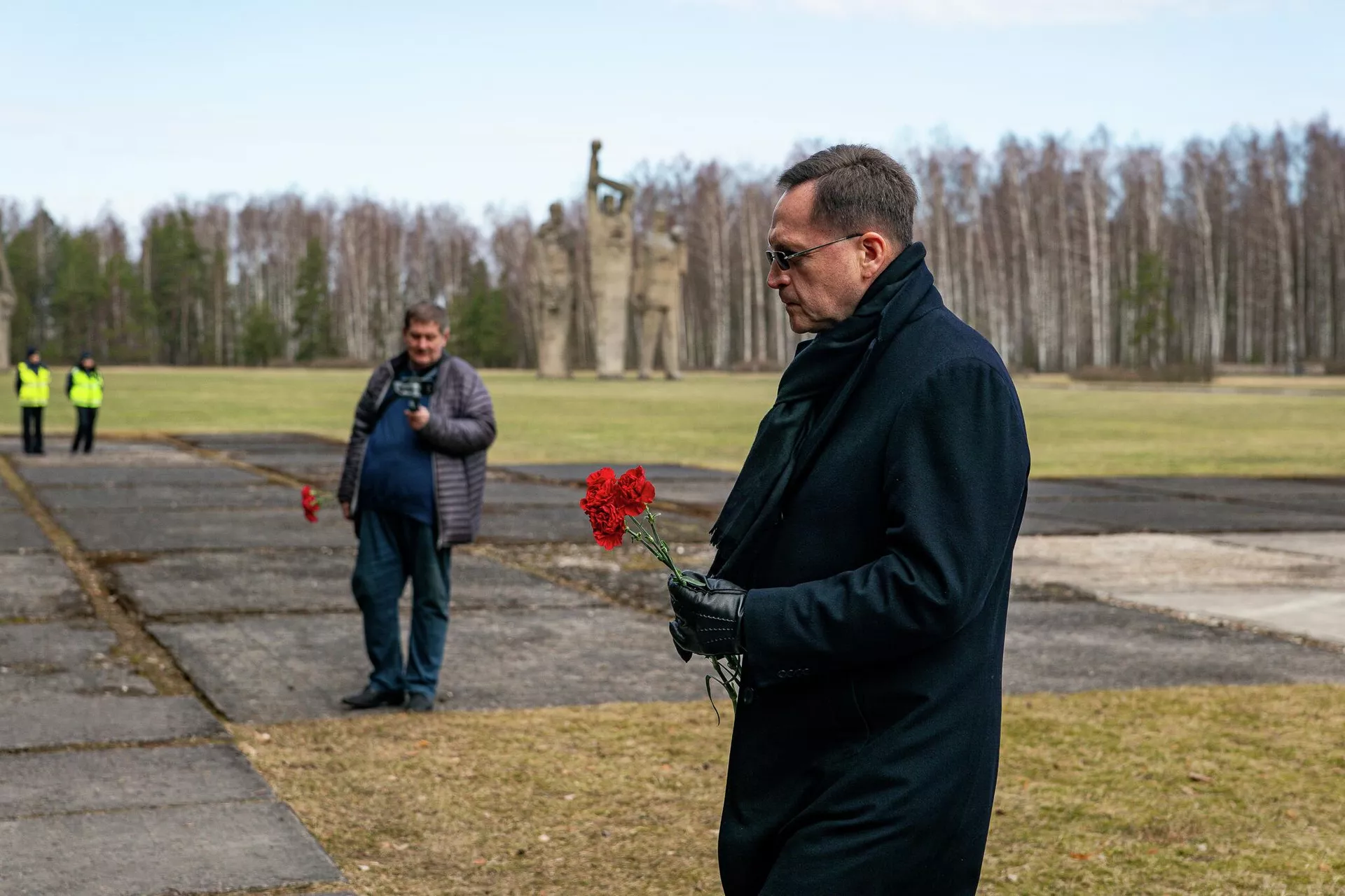Посол РФ в Латвии Михаил Ванин на церемонии возложения цветов у мемориала в Саласпилсе - Sputnik Латвия, 1920, 12.04.2022