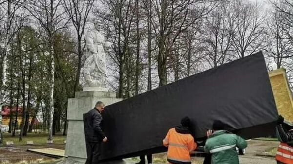 В Расейняе закрыли советский памятник - Sputnik Латвия
