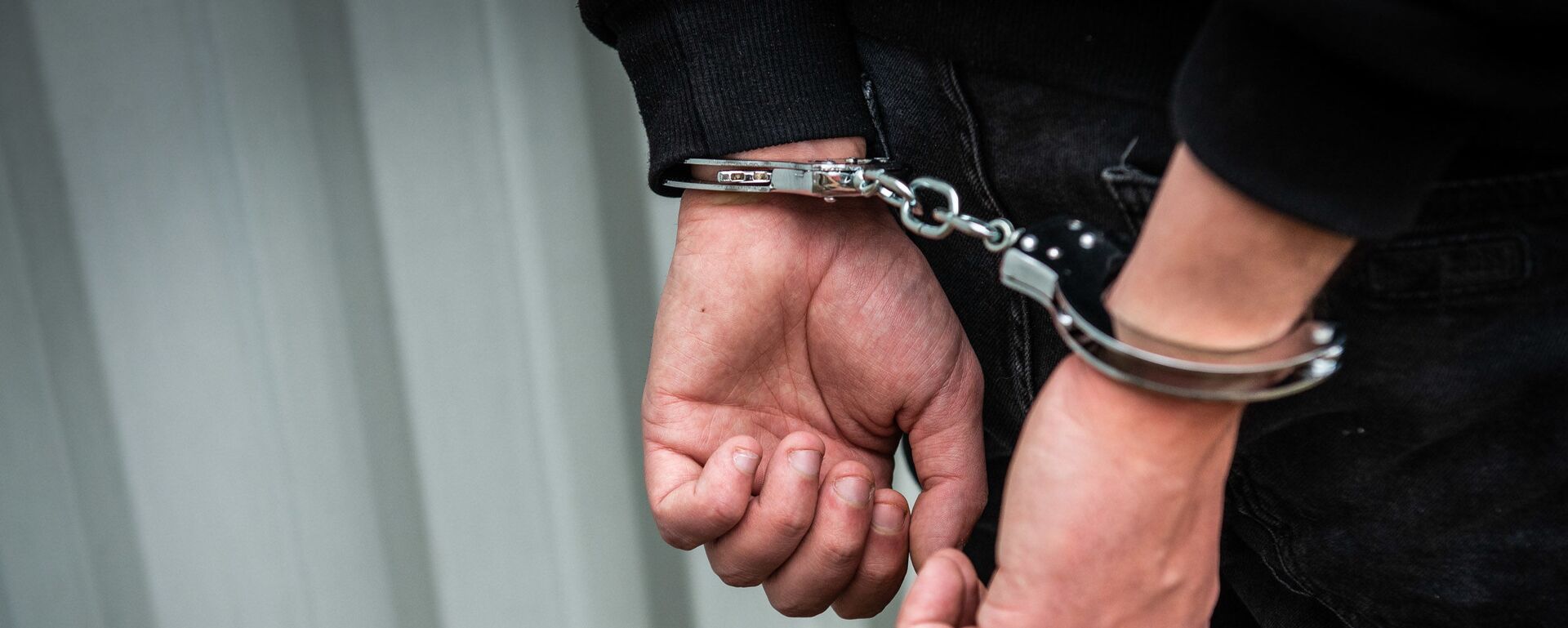 Арестованный в наручниках - Sputnik Латвия, 1920, 05.06.2025