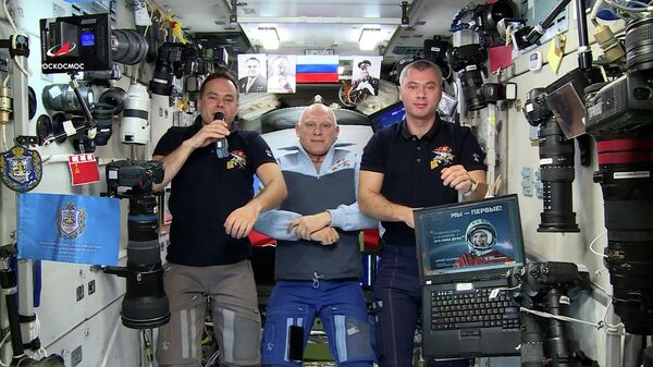 Мы - первые! Русский экипаж МКС поздравляет с Днем космонавтики - Sputnik Латвия