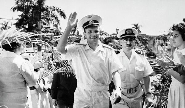 Первый космонавт планеты Юрий Гагарин приветствует жителей города Гаваны. - Sputnik Латвия