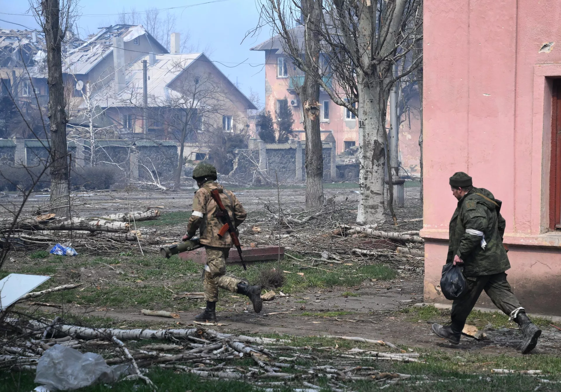 Военнослужащие НМ ДНР на передовой линии в Левобережном районе Мариуполя Военнослужащие НМ ДНР на передовой линии в Левобережном районе Мариуполя - Sputnik Latvija, 1920, 14.04.2022