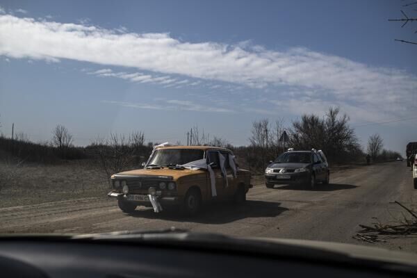 Automašīnas uz ceļa Rubežnoje nomalē - Sputnik Latvija