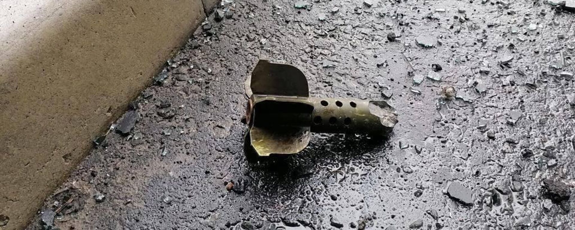 Фрагмент мины на пограничном автомобильном пропускном пункте Новые Юрковичи в Брянской области, который подвергся минометному обстрелу ВСУ, 14 апреля 2022 года  - Sputnik Латвия, 1920, 02.04.2025