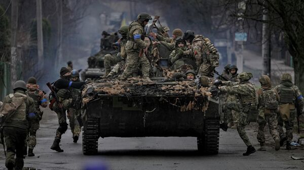 Украинские военные в городе Буче - Sputnik Latvija