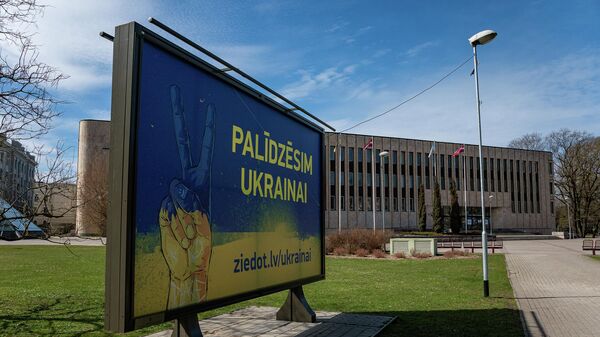 Плакат в поддержку Украины у здания Рижского дома конгрессов - Sputnik Латвия