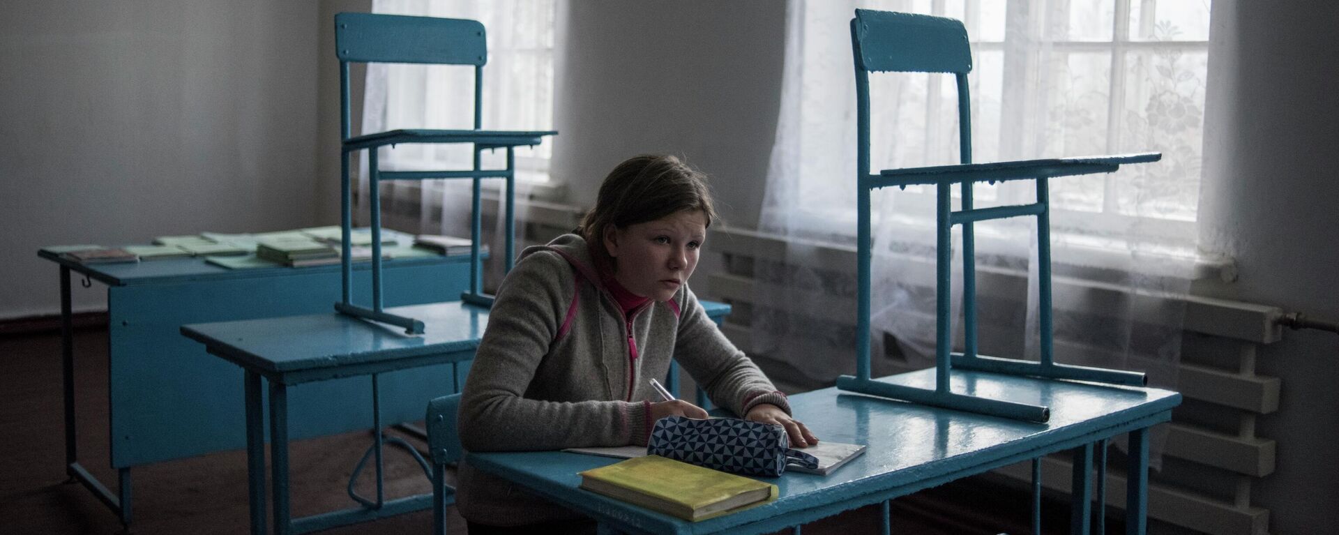 Некоторые дети Донбасса еще помнят мирную жизнь, но большая часть уже не знает, как это, когда не стреляют, когда не надо прятаться от прилетов. Профронтовые села опустели, все, кто мог, уехали, а оставшиеся на своей земле вынуждены выживать.

На фото: девочка за партой в школе поселка Саханка Донецкой области. Когда-то этот класс был полон - Sputnik Латвия, 1920, 06.05.2025