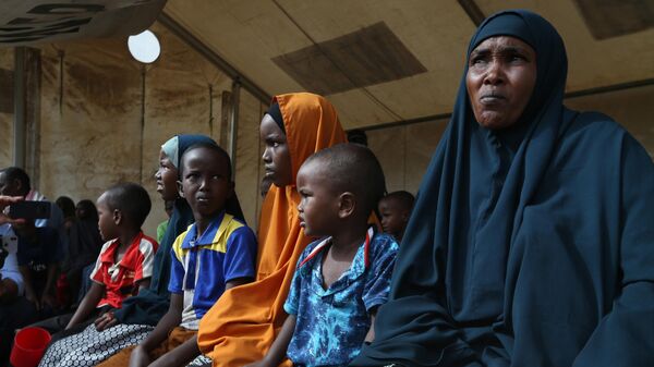 Женщина и дети из Сомали, находящиеся в лагере беженцев в Дадаабе, Кения, 12 апреля 2018 года  - Sputnik Latvija