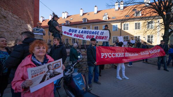 Акция протеста против перевода всех школ Латвии на преподавание на латышском языке  - Sputnik Латвия